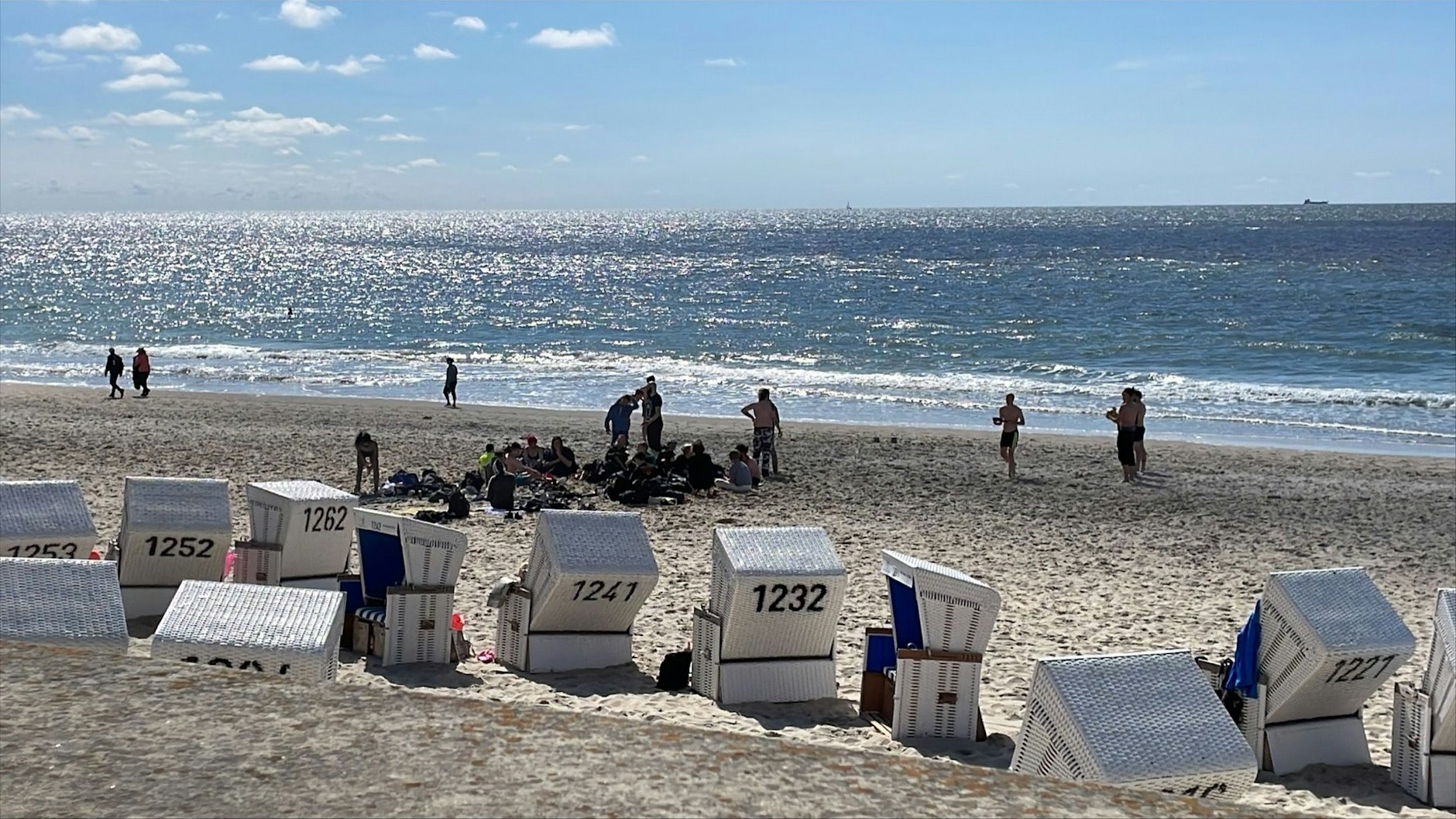 Bisher wird Sylt noch verschont. Gruppen von Leuten trinken stattdessen am Strand.
