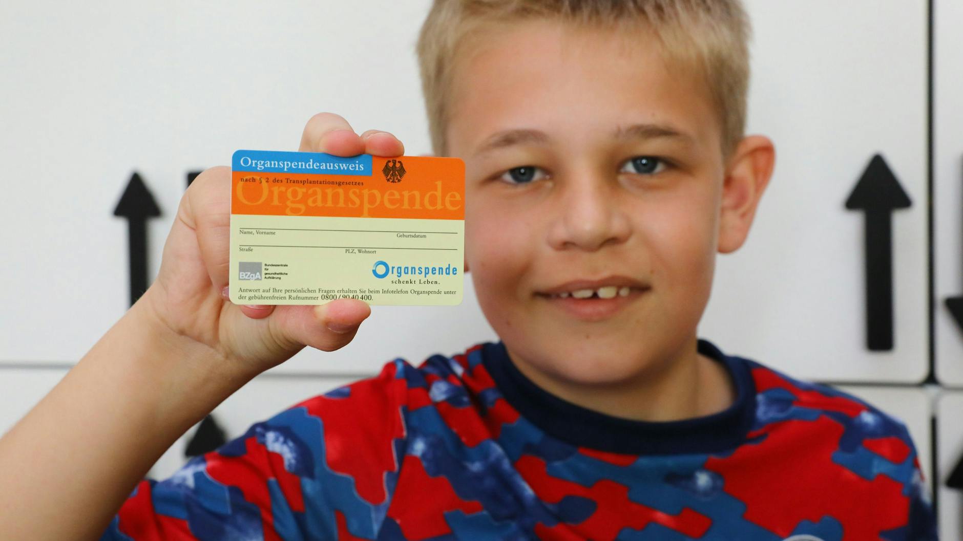 Moses Lücke zeigt einen Organspendeausweis.