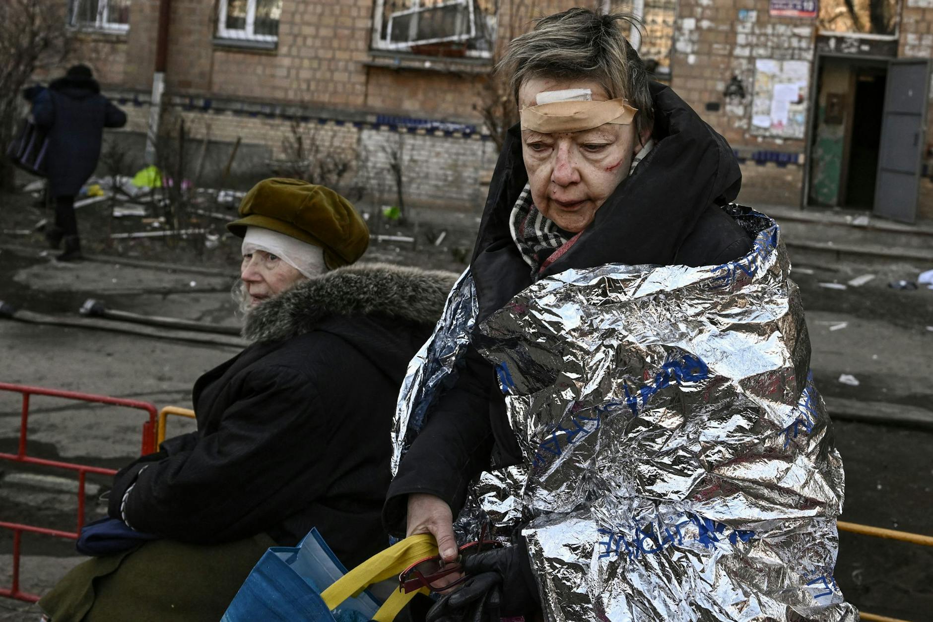 Verletzte ukrainische Frauen in Kiew.