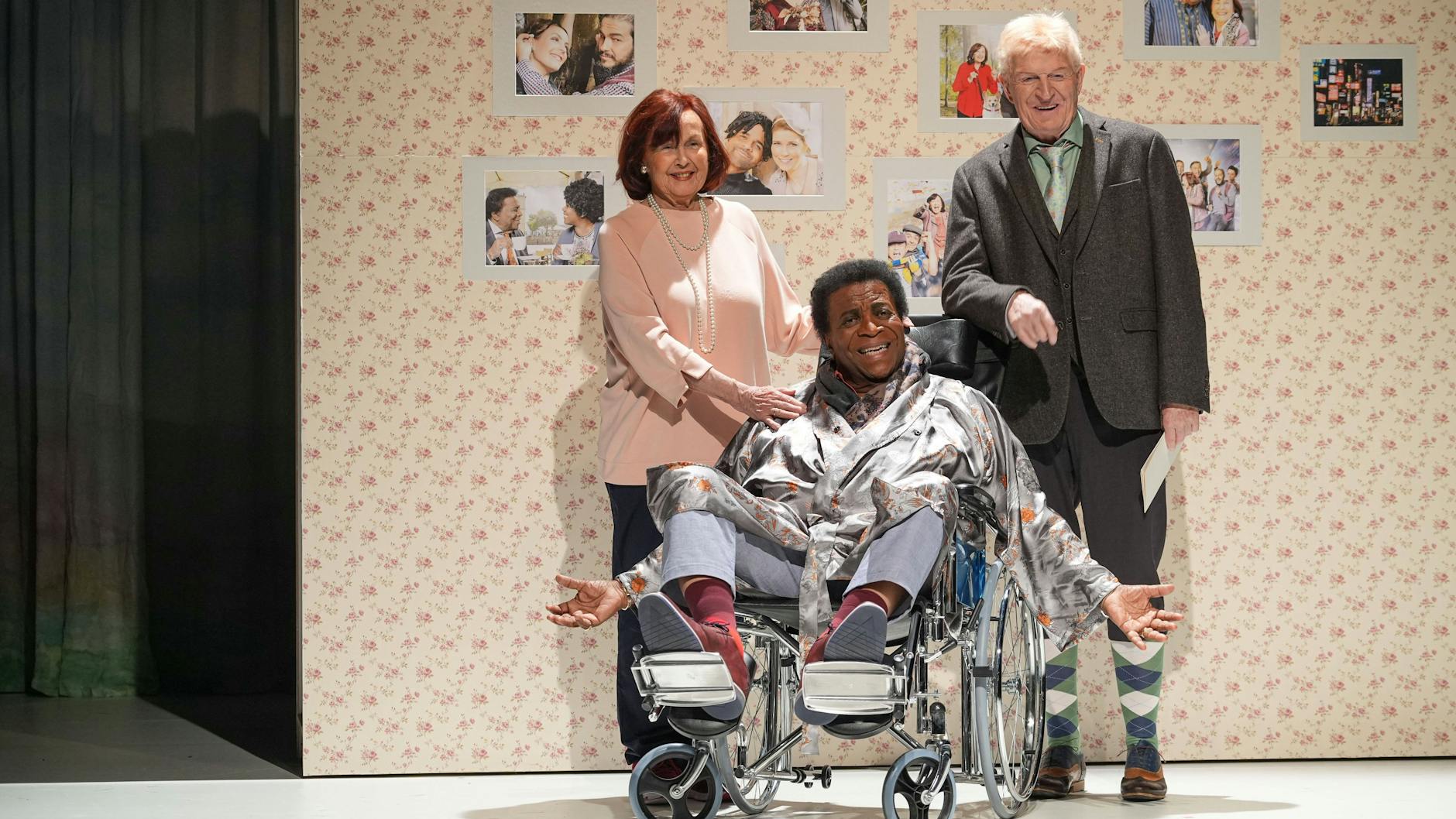 Ausnahmsweise mal im Rollstuhl: Roberto Blanco, Brigitte Grothum und Peter Bause in „Monsieur Claude und seine Töchter – Teil 2“.