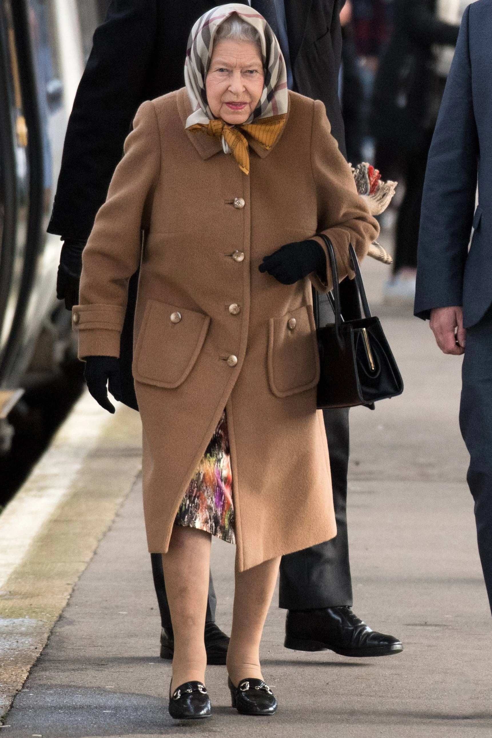Entwarnung für die Hofdamen: Die Queen trägt ihre Tasche am linken Arm.