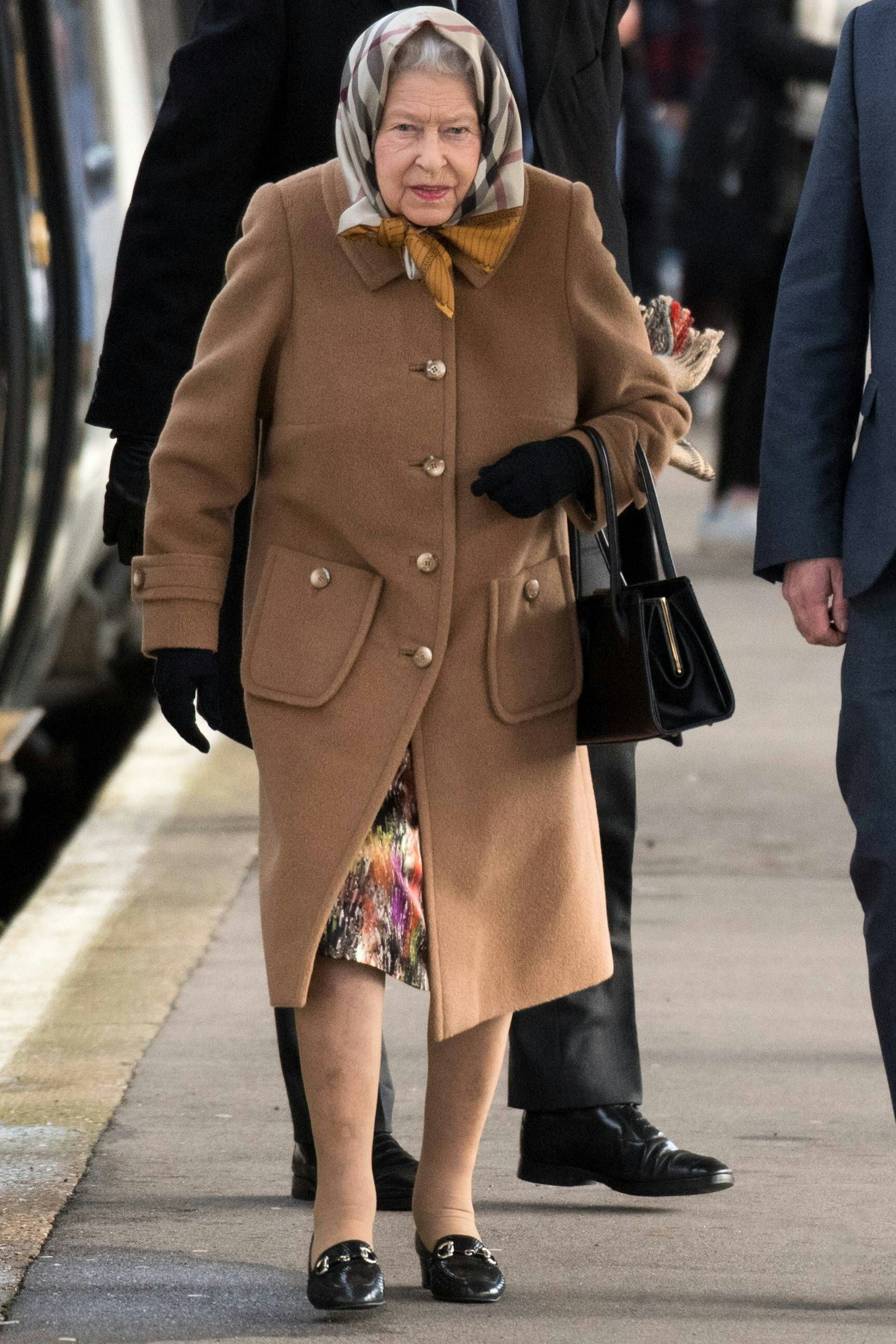 Entwarnung für die Hofdamen: Die Queen trägt ihre Tasche am linken Arm.