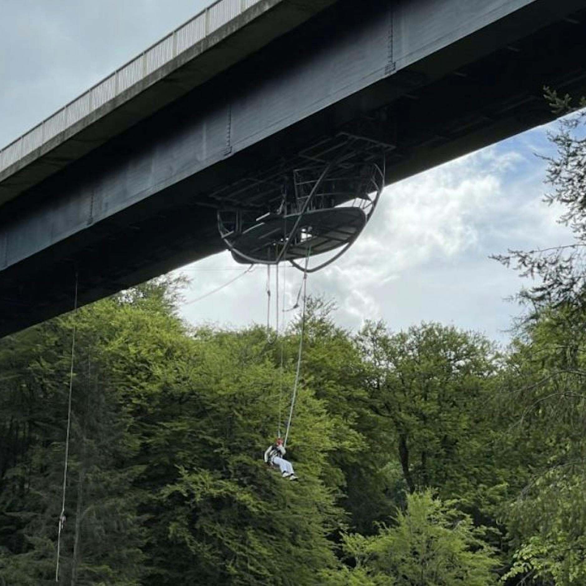 Bungee-Rekord: Mann macht 765 Sprünge binnen 24 Stunden