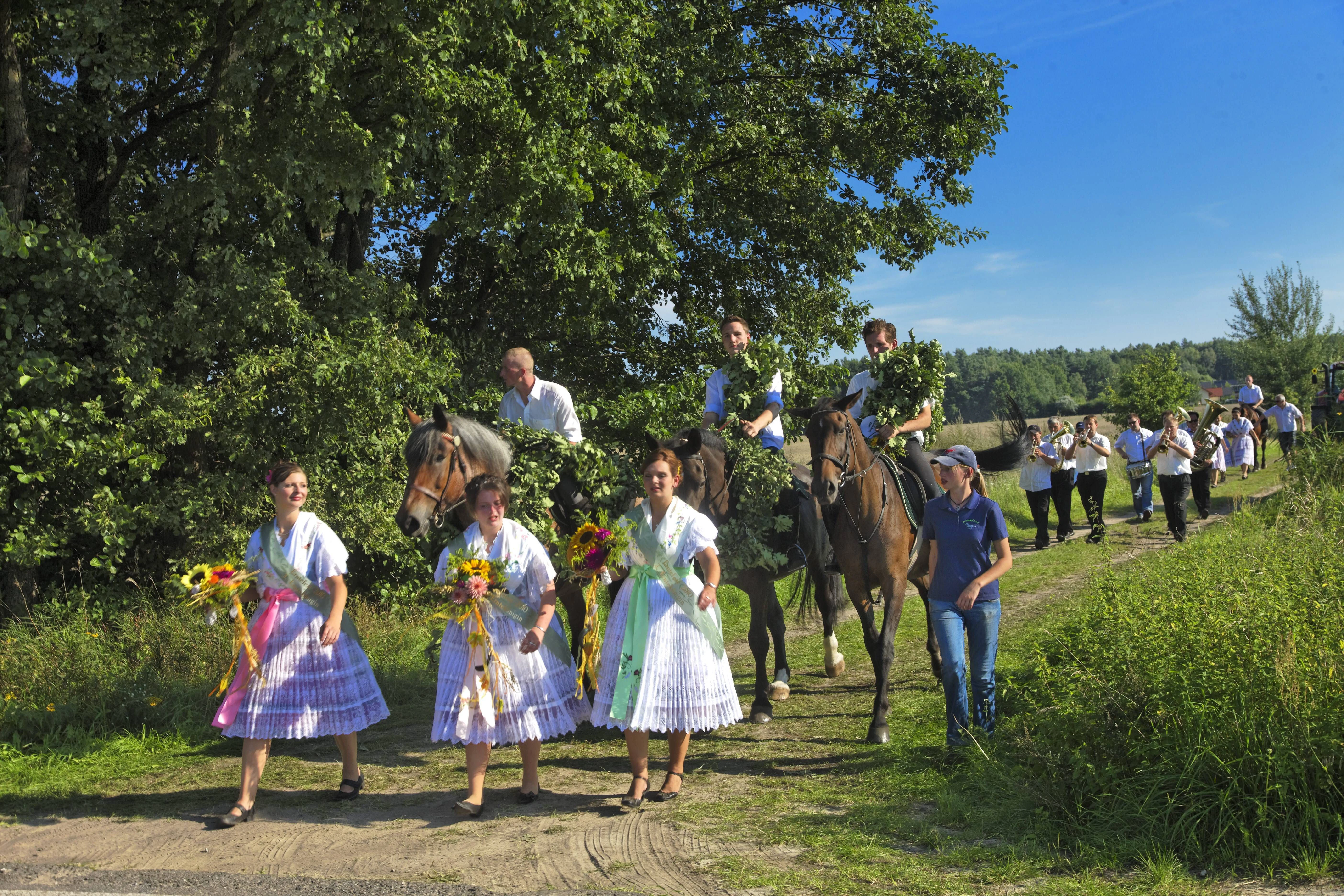 Hahnrupfen im Spreewald: Der sorbische Hahn als Symbol für Fruchtbarkeit sorgte für eine gute Getreideernte.