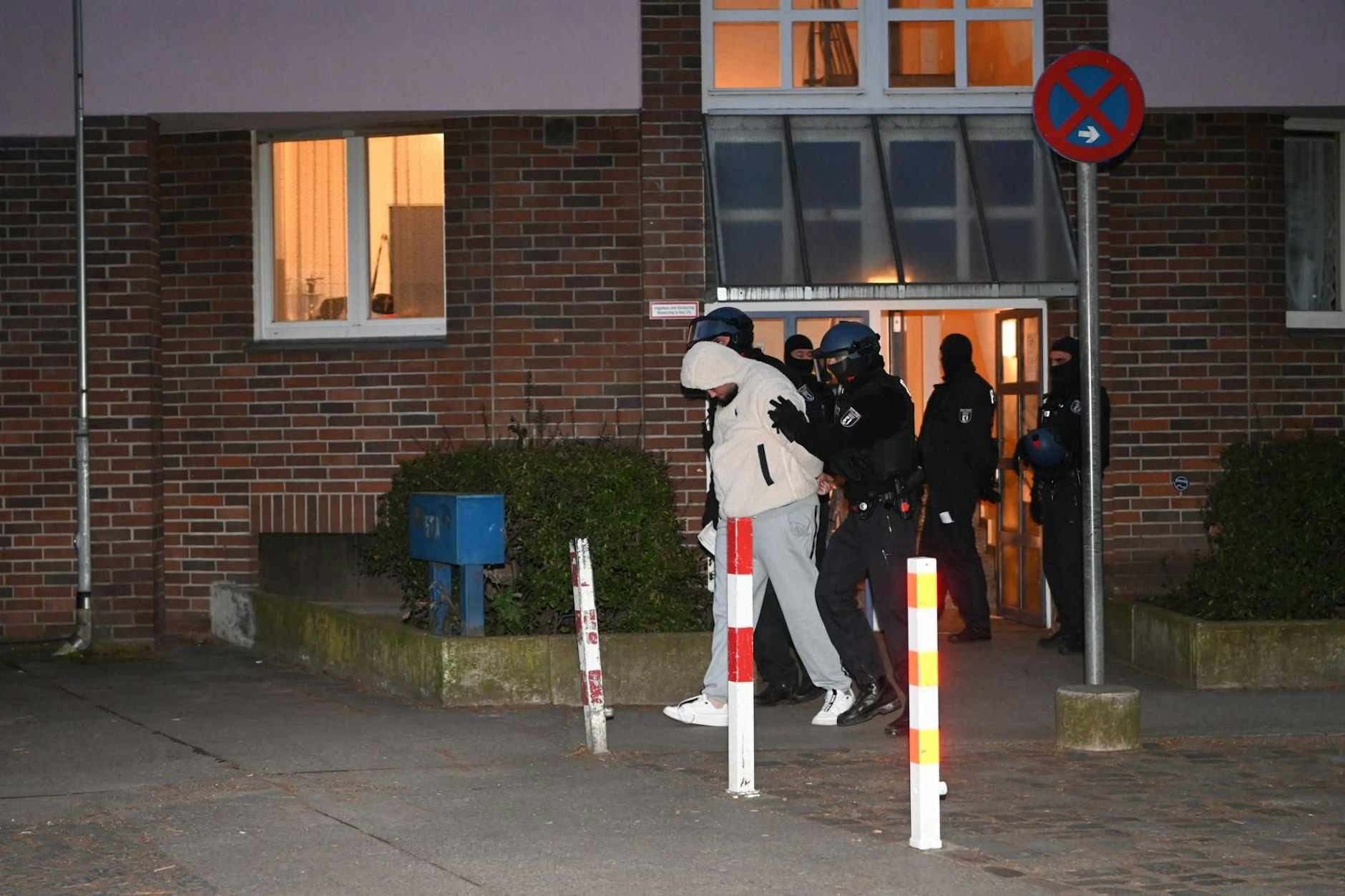 Ein Einsatz fürs SEK: Am 1. März wurden nach Razzien in Kreuzberg, Schöneberg und Gesundbrunnen gegen fünf Männer aus dem Clan-Milieu Haftbefehle vollstreckt.