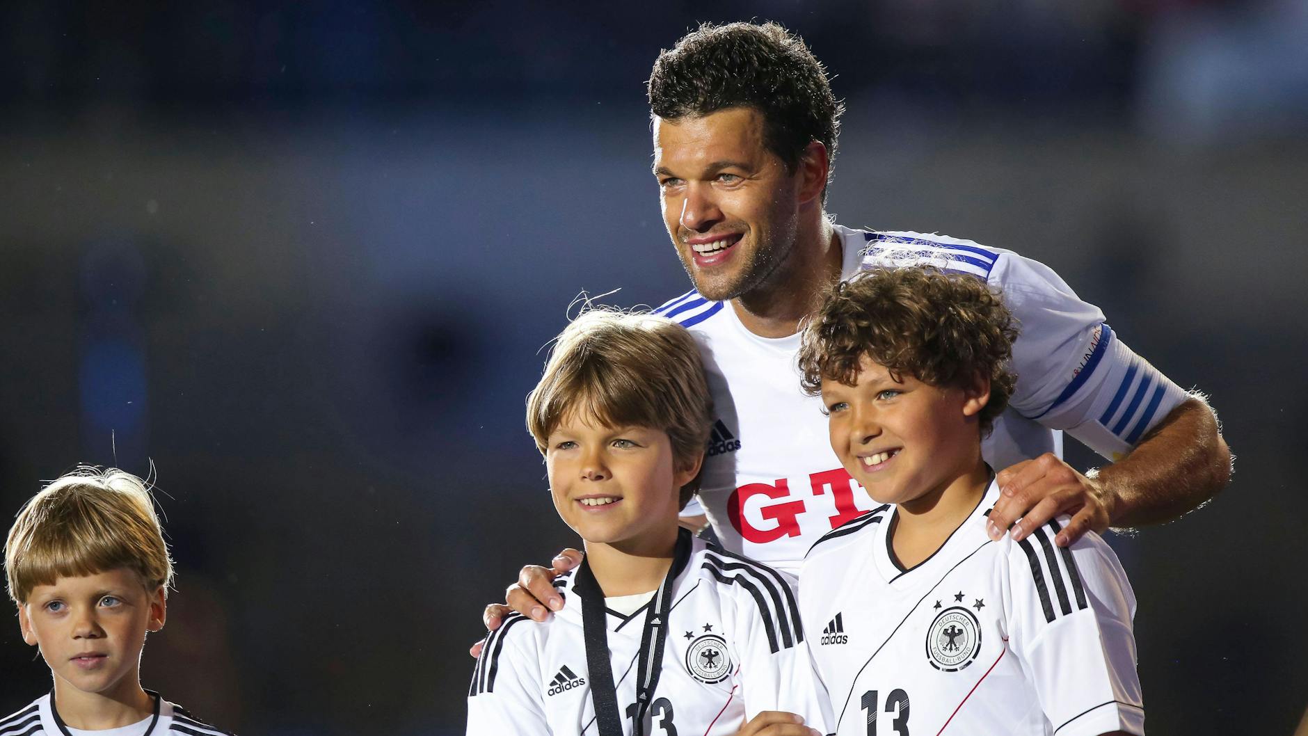 Michael Ballack mit seinen drei Söhnen Louis, Jordi und Emilio (v.l.)