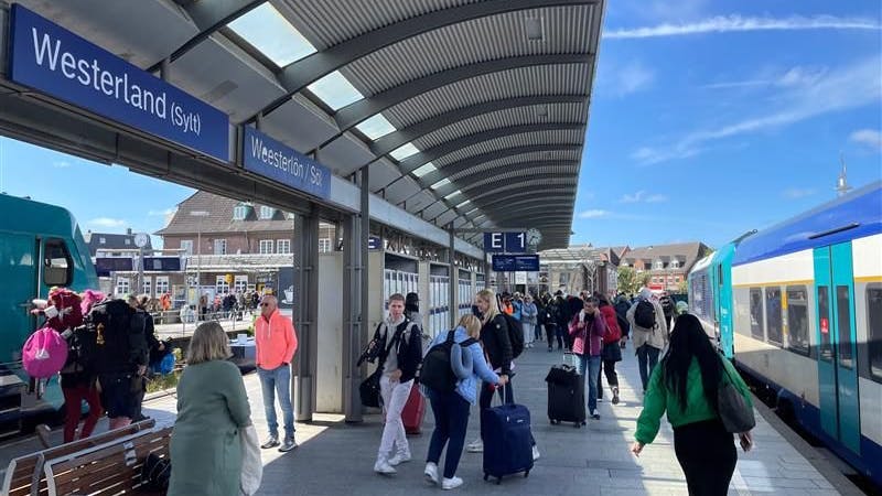 Angekommen! Der Bahnhof Westerland auf Sylt am 1. Juni, Starttag des 9-Euro-Tickets.