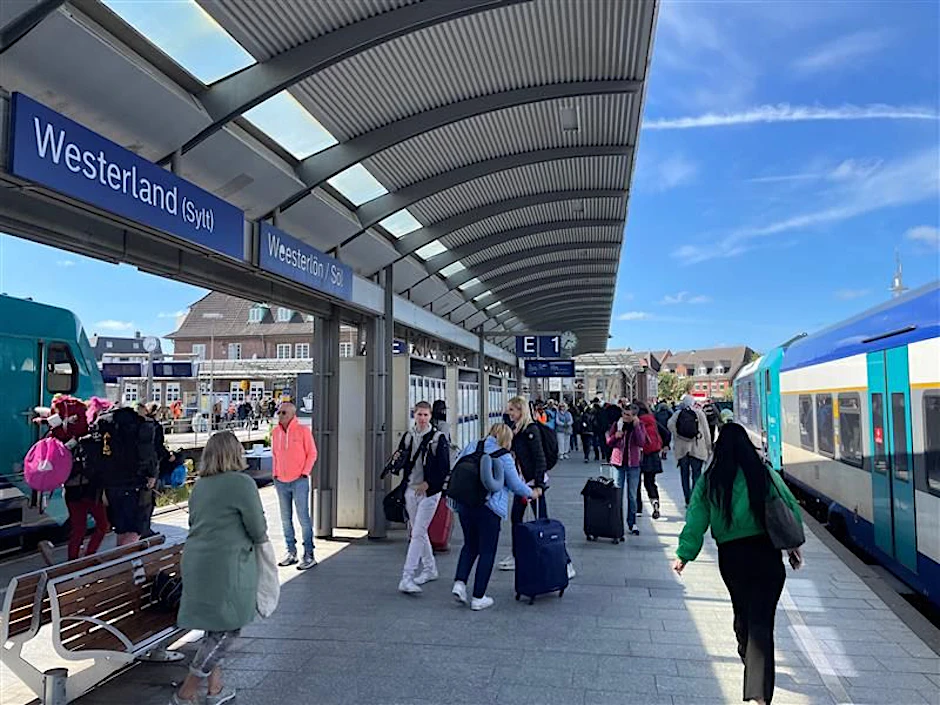Angekommen! Der Bahnhof Westerland auf Sylt am 1. Juni, Starttag des 9-Euro-Tickets.