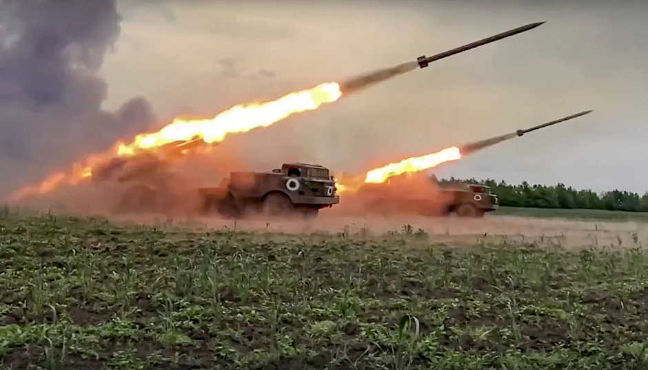 Auf diesem vom russischen Verteidigungsministerium veröffentlichten Foto feuert das russische Militär Raketen auf ukrainische Truppen (Symbolbild).