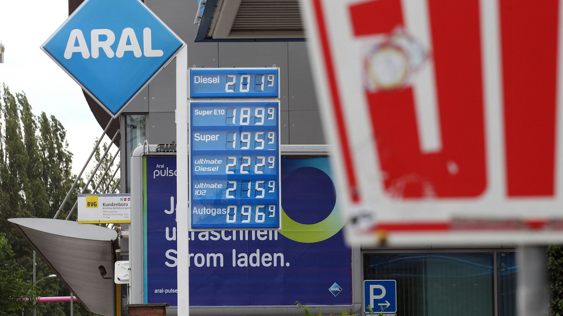 Und so stellten sich die Preise am Vormittag des 1. Juni  dar. Der Preisrückgang bei Benzin war mit 25 Cent / Liter viel größer als bei Diesel (4 Cent).