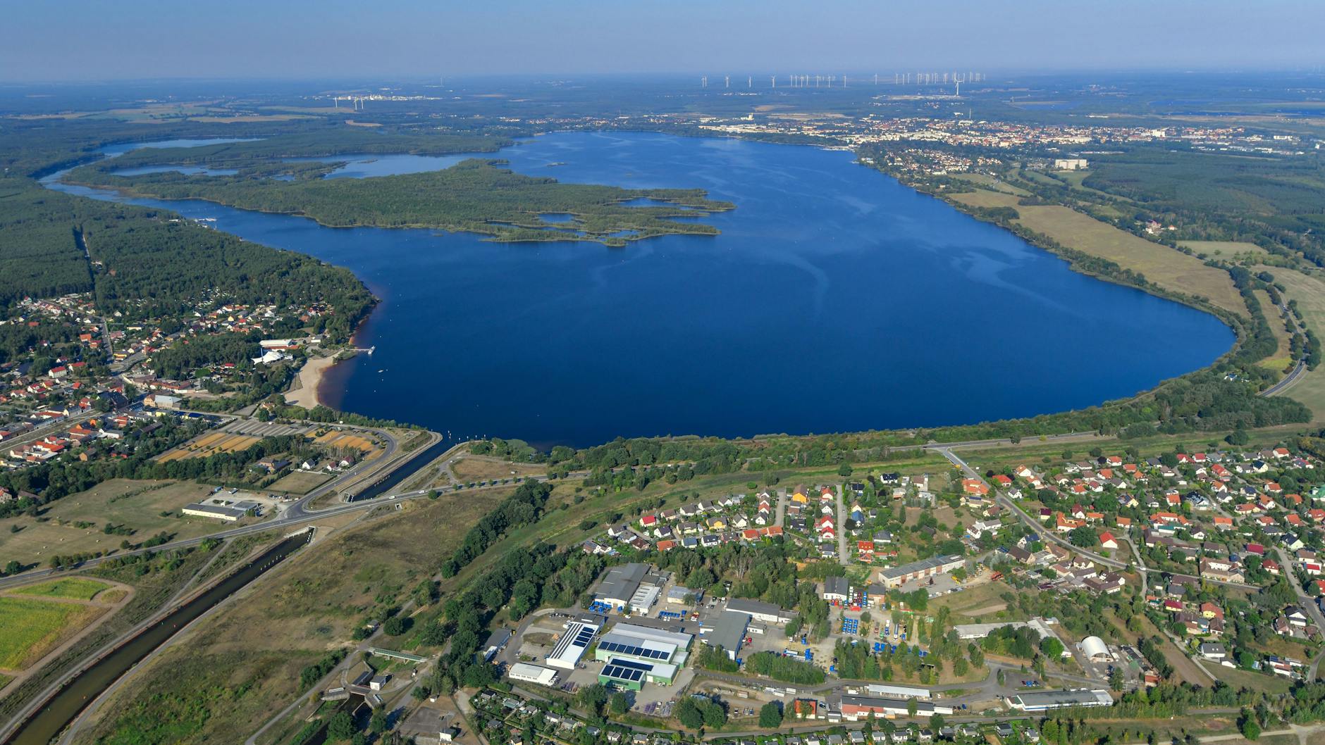 Hier wird beim Rekordversuch geschwommen: Der Senftenberger See mit der Stadt Senftenberg am gegenüberliegenden Ufer.