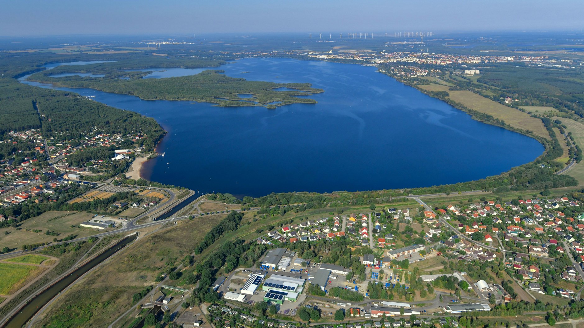 Hier wird beim Rekordversuch geschwommen: Der Senftenberger See mit der Stadt Senftenberg am gegenüberliegenden Ufer.