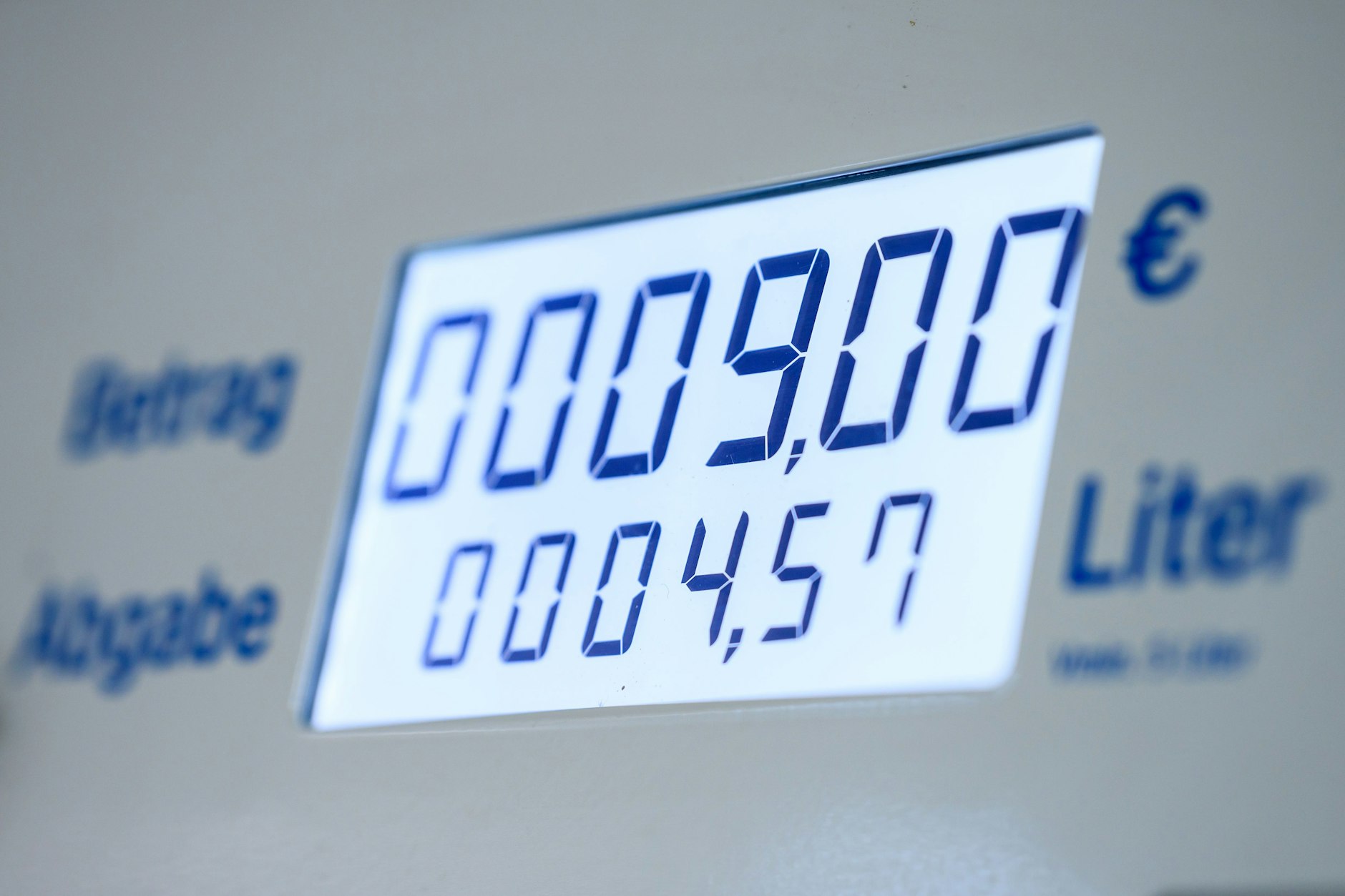 Für 9 Euro kann man jetzt einen Monat lang Bus, Straßen-, U-, S- und Regional-Bahn fahren. Mit den 4,57 Litern Diesel für das gleiche Geld kommt man höchstens 100 Kilometer weit. 