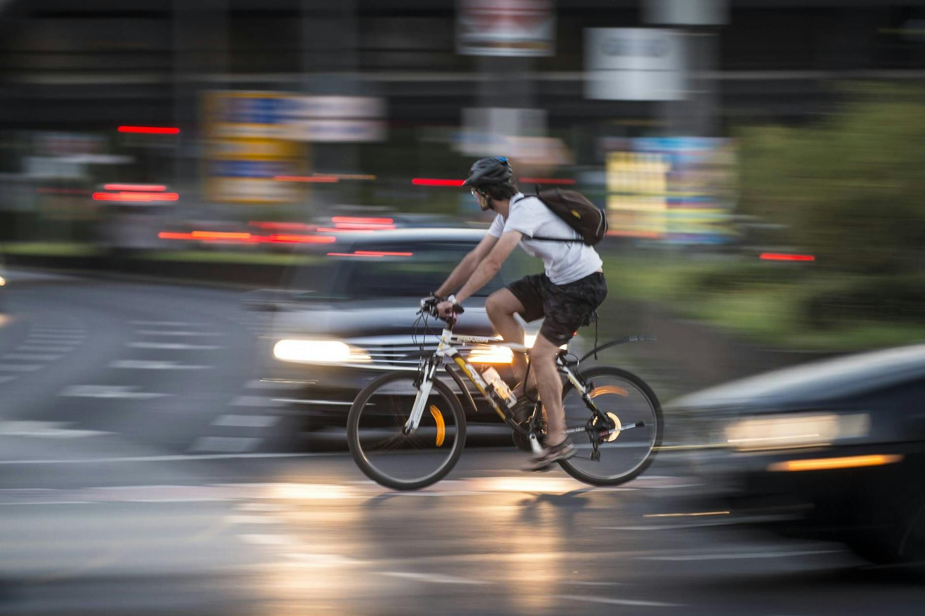 Augen rechts! Radfahren in Berlin ist und bleibt ein Hochrisikospiel, auch mit Helm.