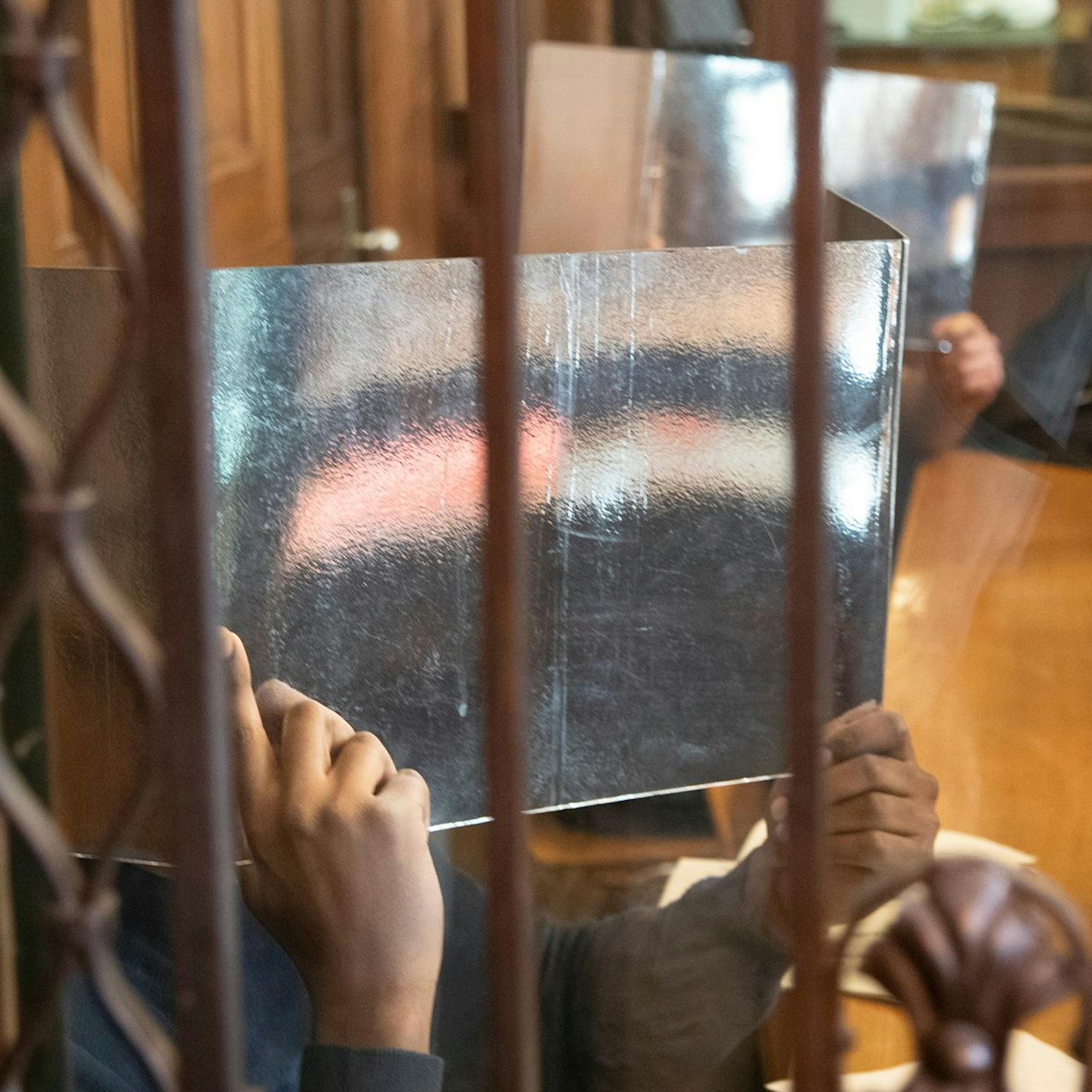 Wie dreist ist das denn? Hotelräuber überfielen Berliner Hotel mit Corona-Maske!