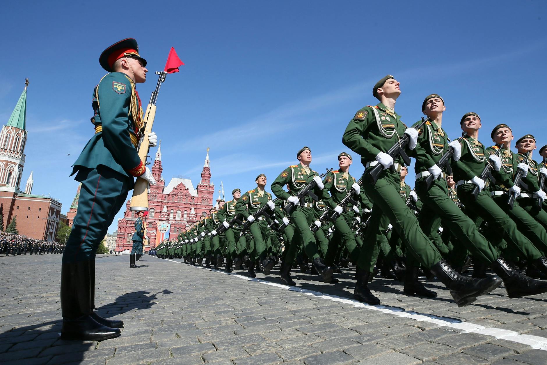 Russische Soldaten marschieren bei der Militärparade zum Tag des Sieges durch Moskau.