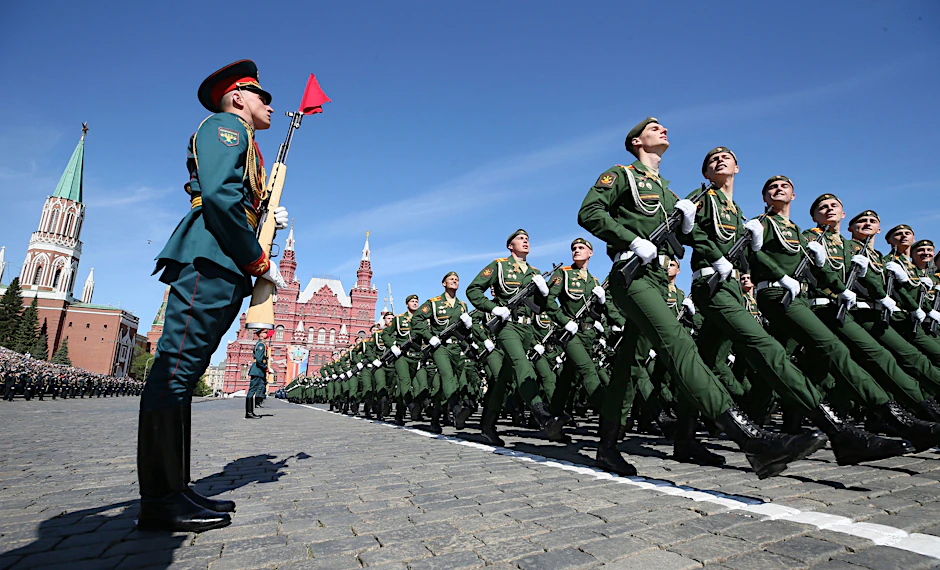 Russische Soldaten marschieren bei der Militärparade zum Tag des Sieges durch Moskau.