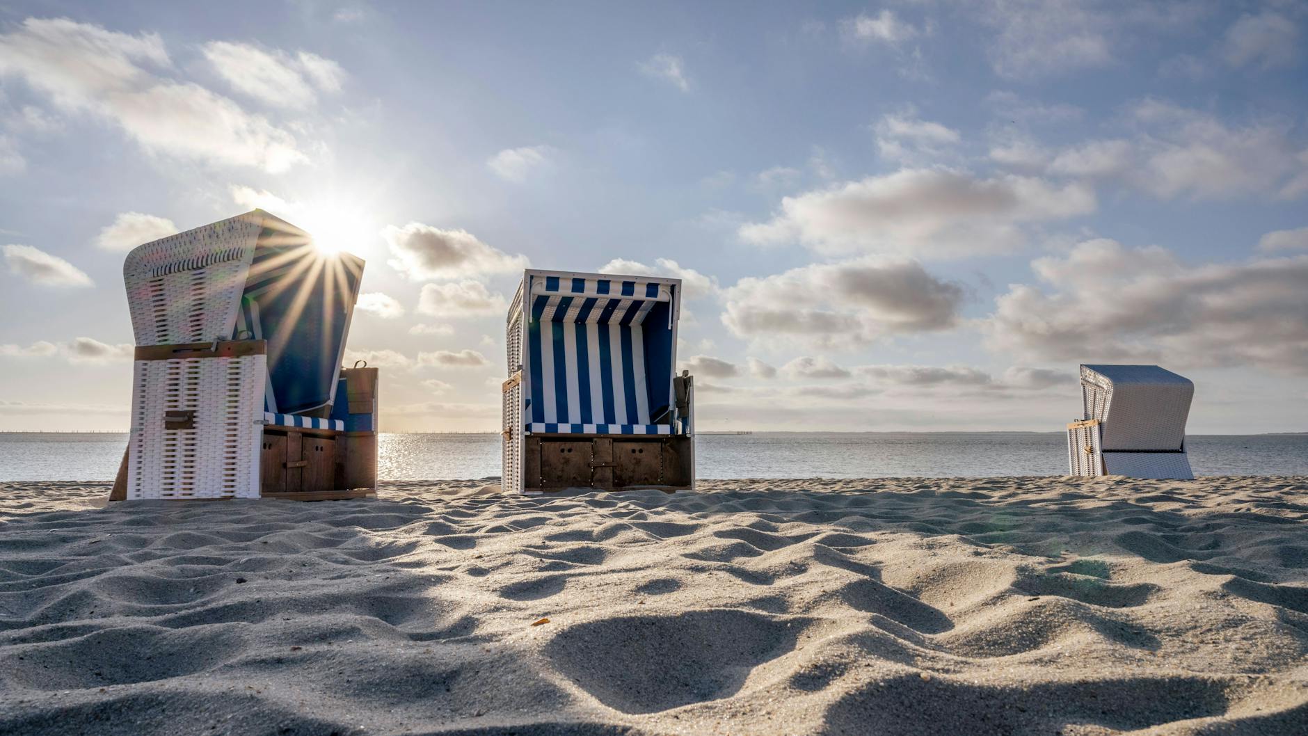 Sonne, weißer Sand, Schäfchenwolken: Der Strand von Sylt liegt 7,5 Regionalbahnstunden von Berlin entfernt.