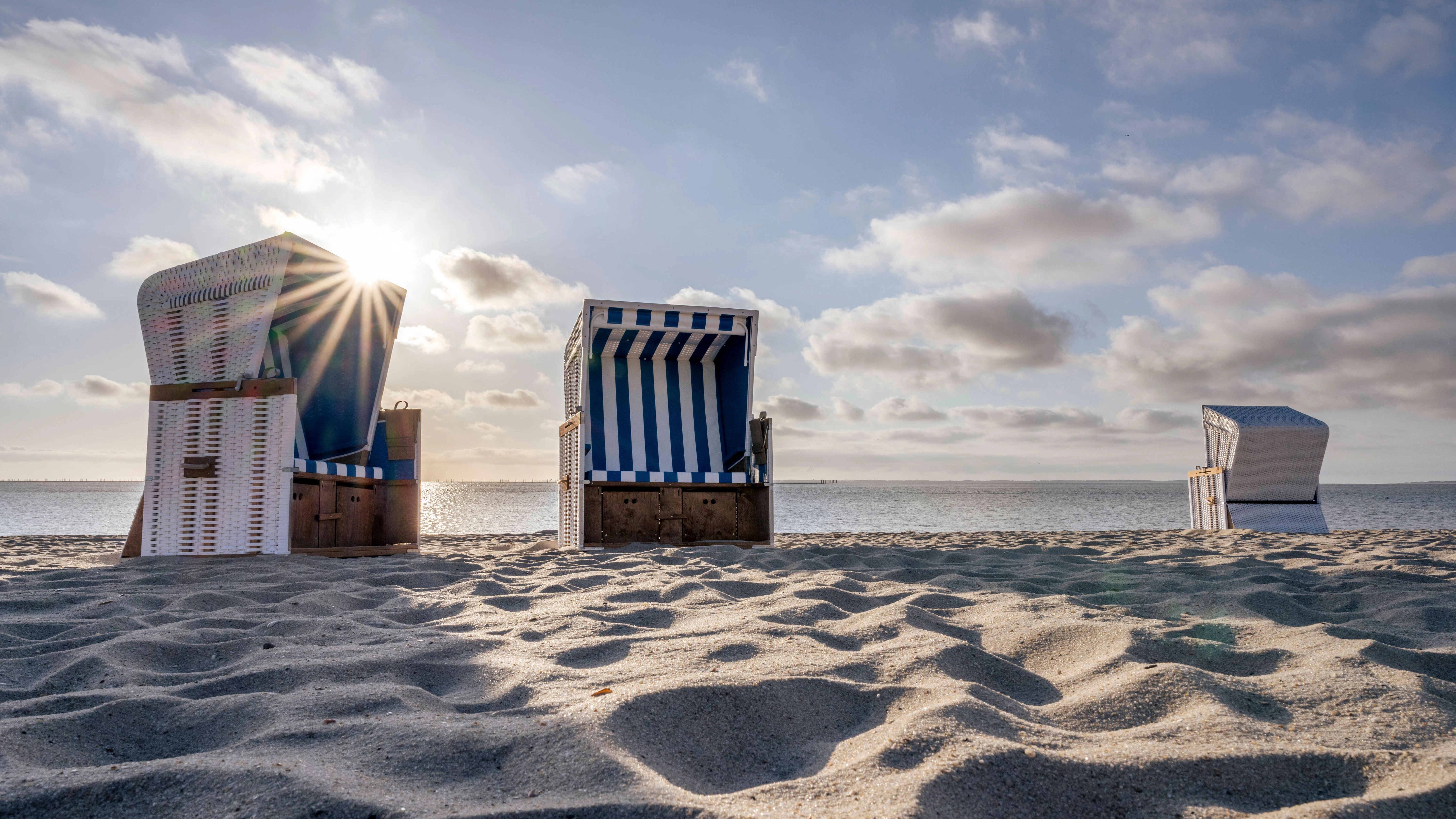 Sonne, weißer Sand, Schäfchenwolken: Der Strand von Sylt liegt 7,5 Regionalbahnstunden von Berlin entfernt.