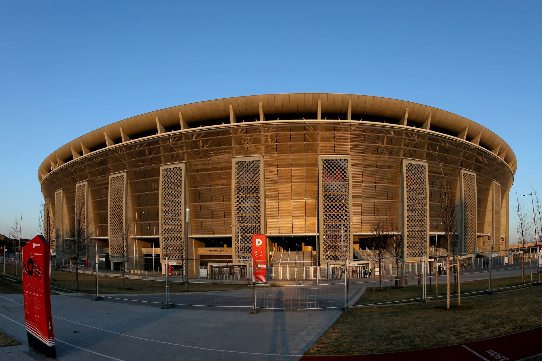 Hier in der Puskàs-Arena in Budapest sollte eigentlich ein Geisterspiel stattfinden. Doch die Ungarn haben einen irren Trick gefunden, um das beim Match gegen England zu umgehen.