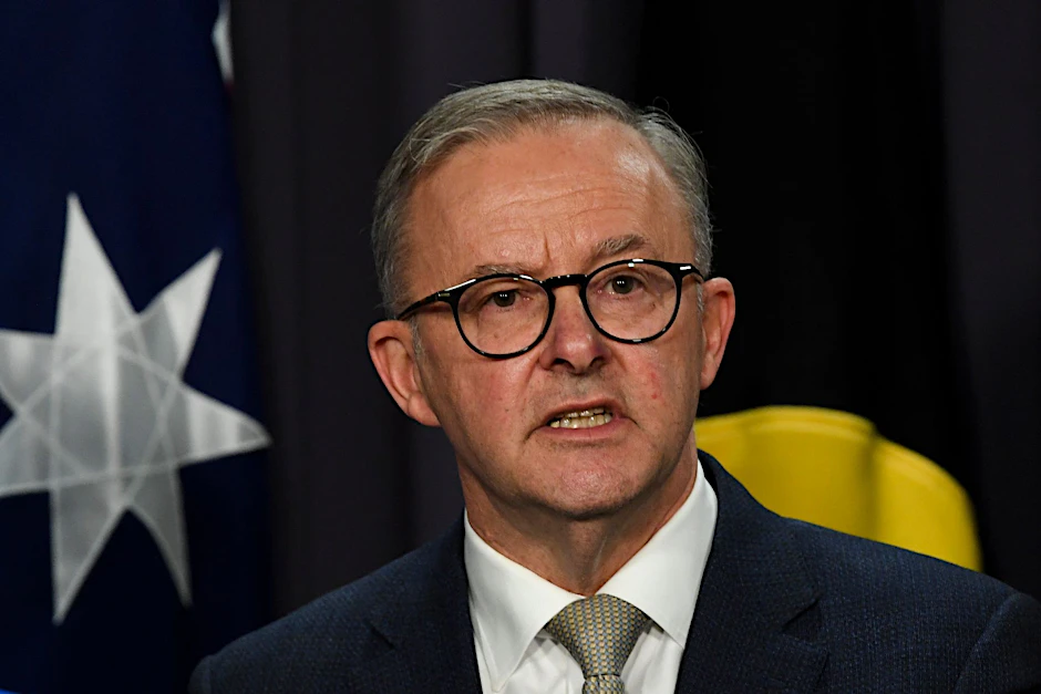 Australiens neuer Premier Anthony Albanese spricht nach seiner Vereidigung im Parlamentsgebäude von Canberra mit Medienvertretern.  