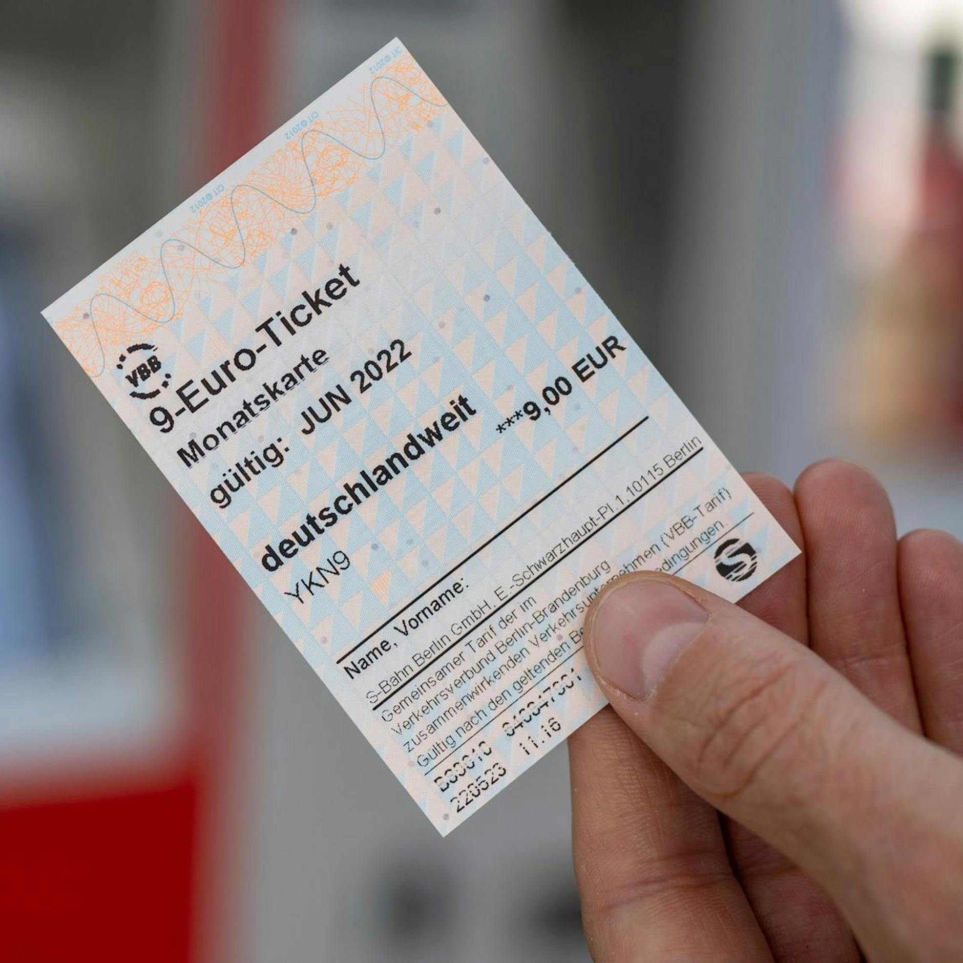 Verkehrsunternehmen warnt: DAS sollten Sie mit dem 9-Euro-Ticket auf keinen Fall tun – denn dann wird es unbrauchbar!