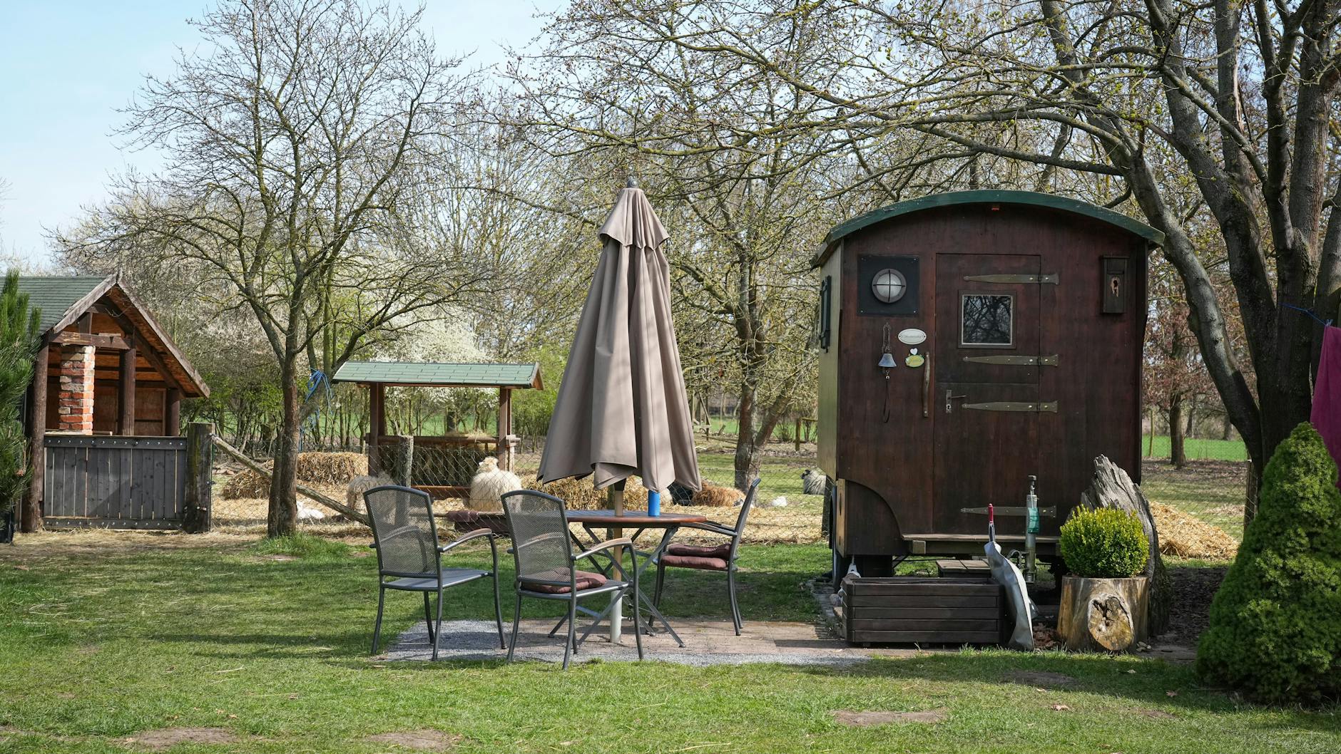 Kienitz: Es schläft sich herrlich ruhig in einem Schäferwagen untern Sternenzelt. Der Ferienhof von Barbara Brunat im Mittleren Oderbruch bietet von April bis Oktober naturnahen Urlaub auf einem weitläufigem Gelände und Übernachtungen in sechs Schäferwagen sowie in einem Blockhaus an.