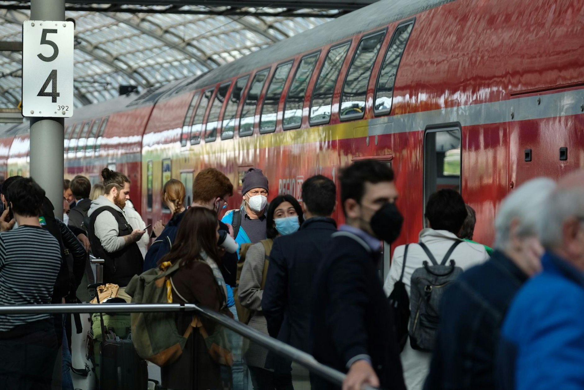 Erster Tag 9-Euro-Ticket - am Hauptbahnhof in Berlin herrscht am Morgen Andrang.