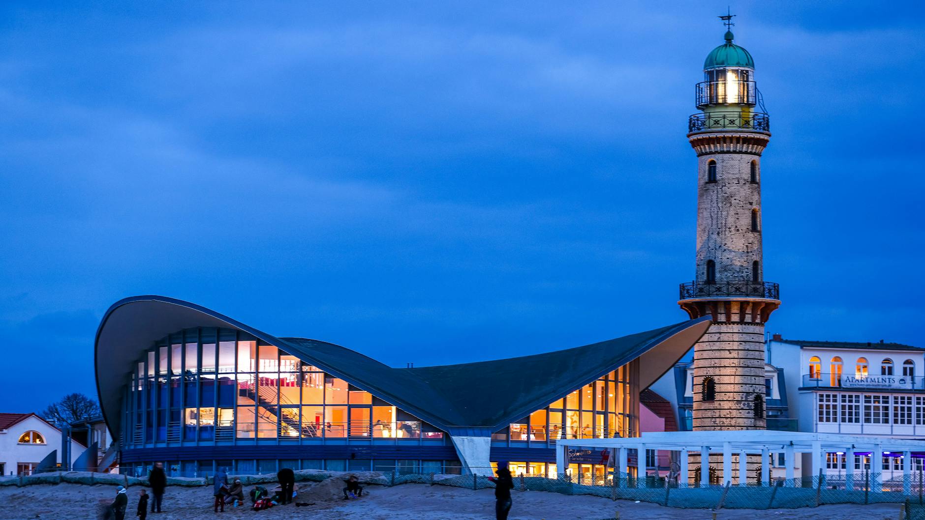 Ein Sehnsuchtsziel vieler Berliner: Warnemünde – hier das Restaurant „Teepott“ und der Leuchtturm. Mit Regionalexpress und S-Bahn dauert eine Fahrt drei Stunden und zwölf Minuten.
