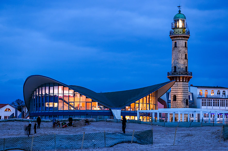 Ein Sehnsuchtsziel vieler Berliner: Warnemünde – hier das&nbsp;Restaurant „Teepott“ und der Leuchtturm. Mit Regionalexpress und S-Bahn dauert eine Fahrt drei Stunden und zwölf Minuten.