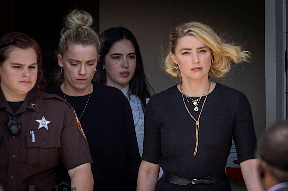 Die Schauspielerin Amber Heard (r.) und ihre Schwester Whitney Heard (2. v. l.), wie sie das Gericht in Fairfax nach dem Urteil verlassen.