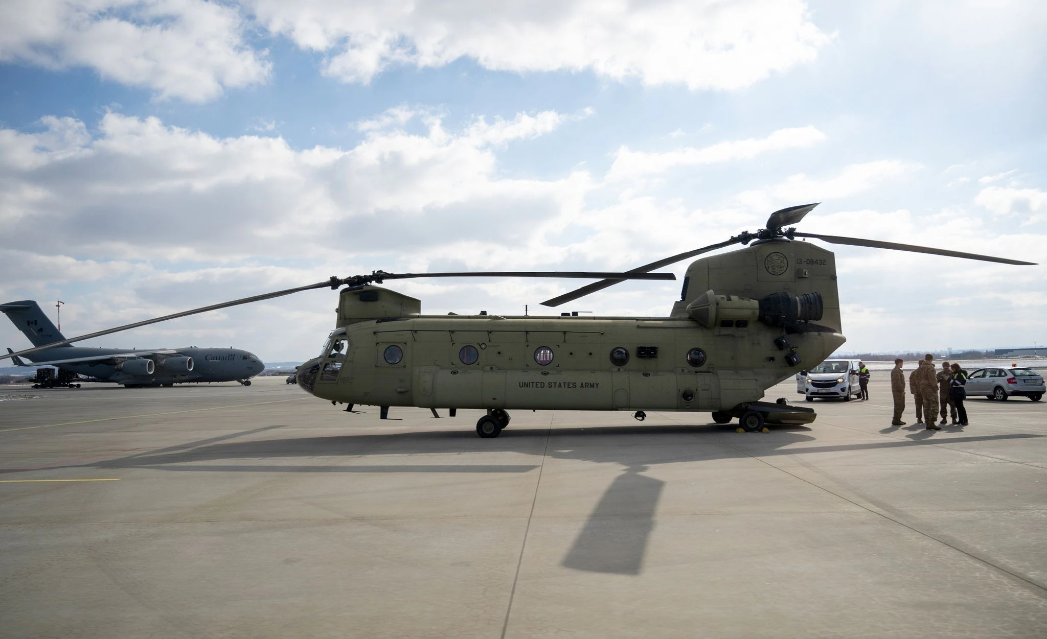 ARCHIV - Ein Boeing CH-47 Chinook Helicopter der US-Armee am Flughafen im polnischen Rzeszow.  