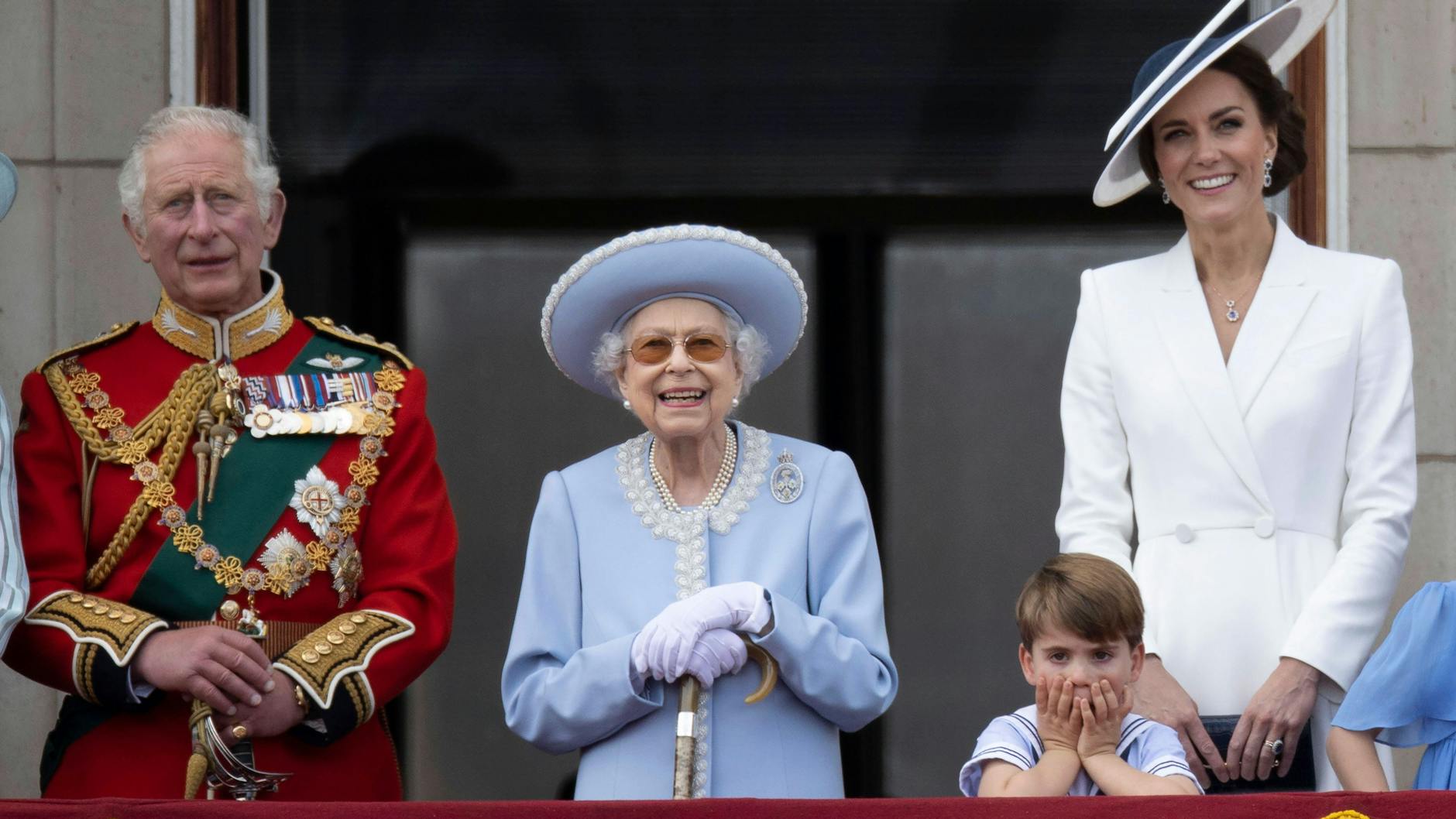 Queen Elizabeth II. freut sich an der Parade und ein bisschen vielleicht auch über ihren staunenden Urenkel Prinz Louis (4).