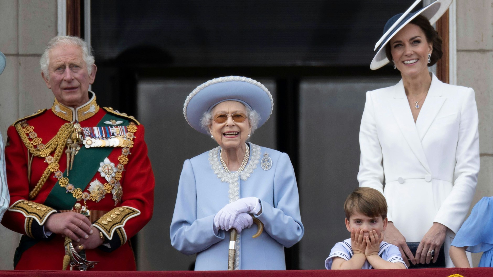 Queen Elizabeth II. freut sich an der Parade und ein bisschen vielleicht auch über ihren staunenden Urenkel Prinz Louis (4).