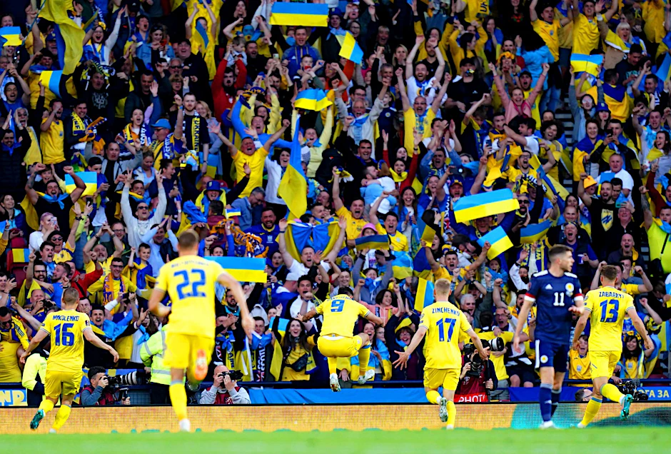 Die Spieler der Ukraine feierten mit ihren Fans den 3:1-Sieg in Schottland, durch welchen sie weiter Chancen auf die Teilnahme bei der Weltmeisterschaft in Katar haben.