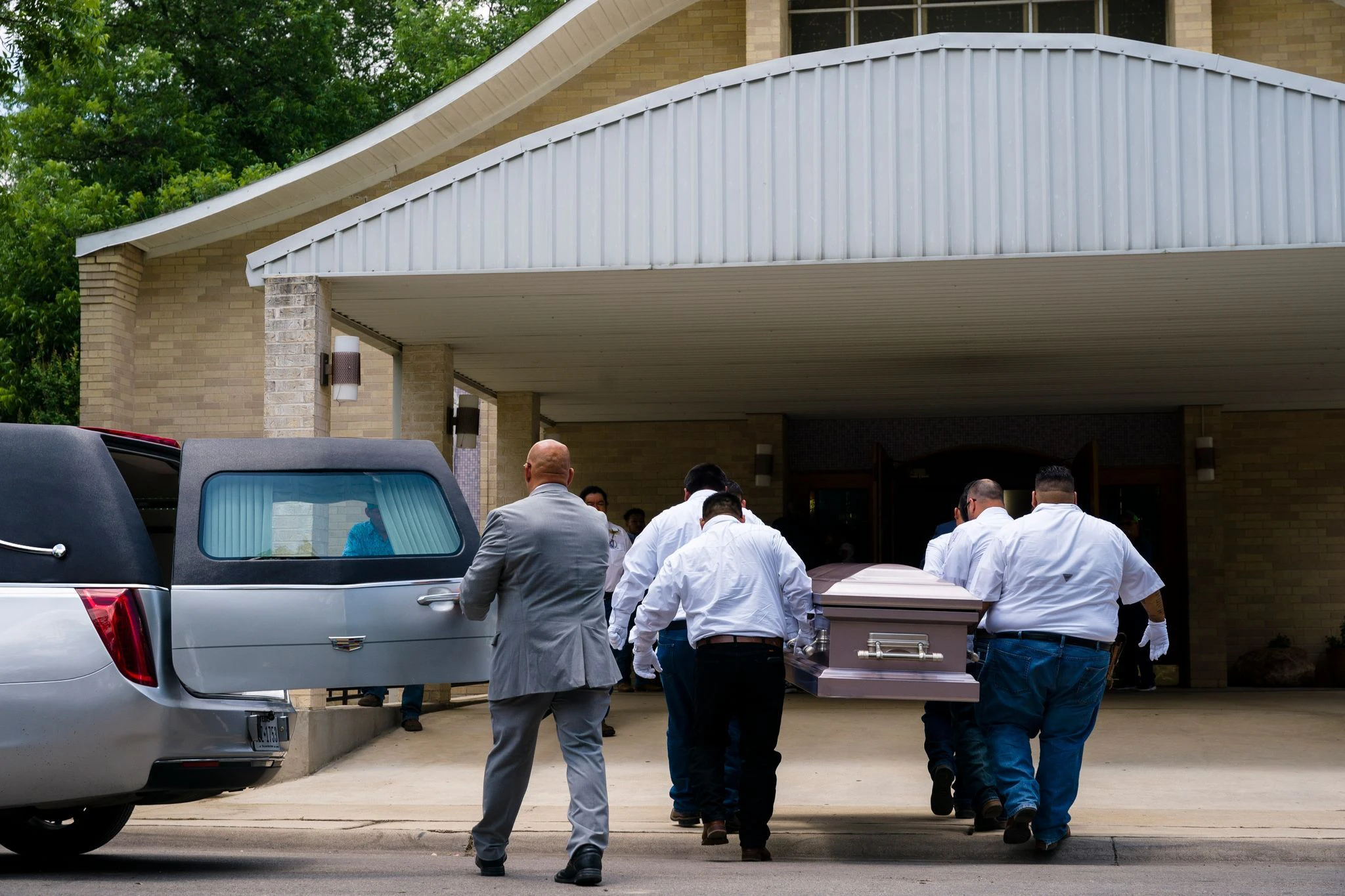 Sargträger im texanischen Uvalde erweisen der zehnjährigen Amerie Jo Garza die letzte Ehre. Das Mädchen wurde bei dem Massaker an der Robb Elementary School getötet.  