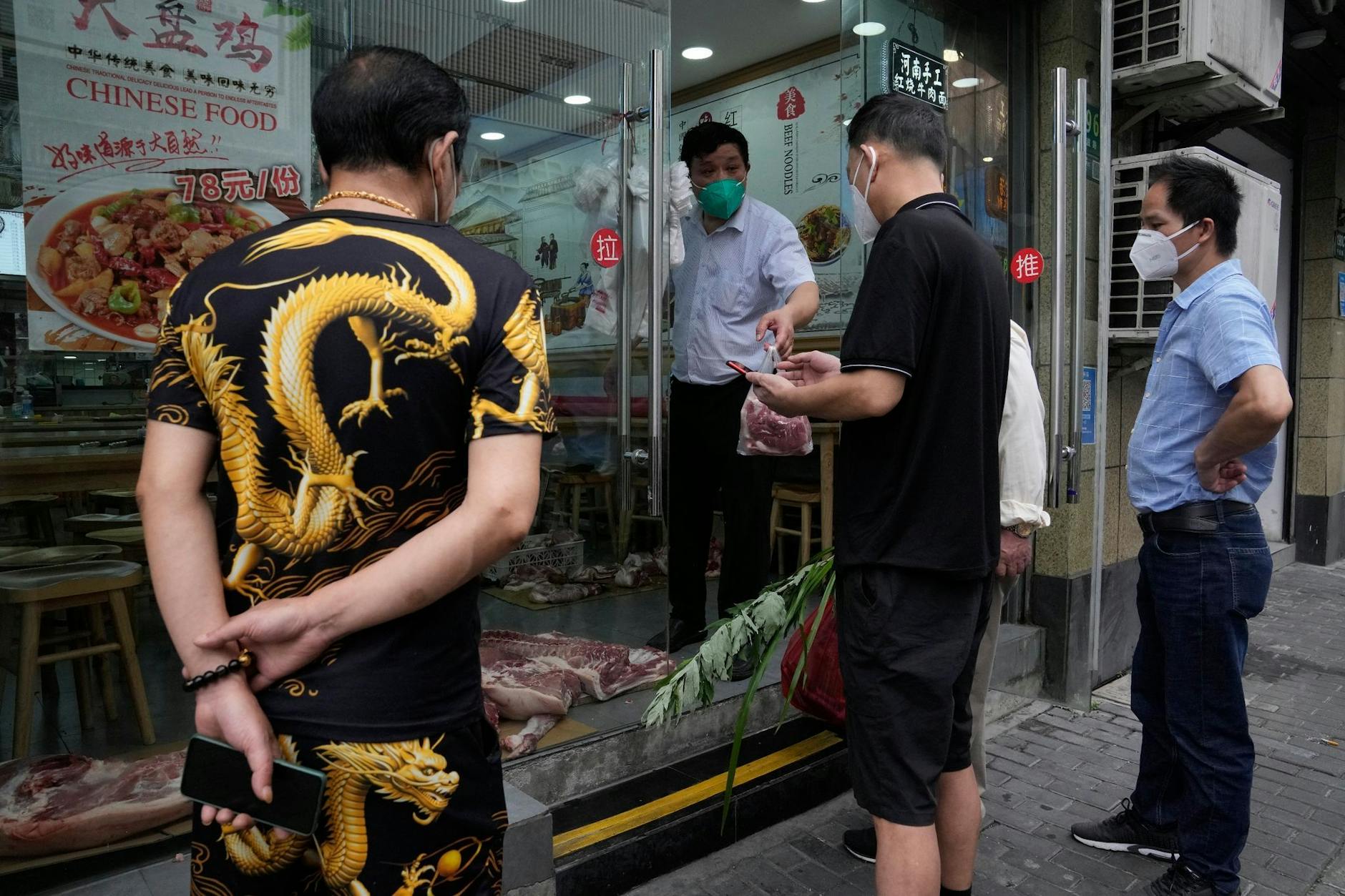 Ein Restaurant verkauft Fleisch. Die Menschen können wieder auf die Straße.