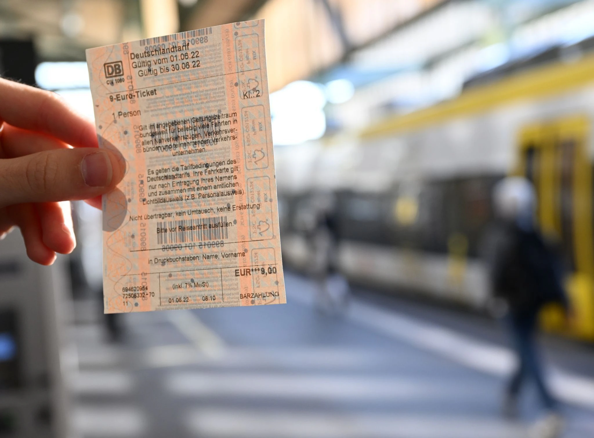 Am Stuttgarter Hauptbahnhof hält ein Fahrgast das 9-Euro-Ticket in der Hand, das ab heute bundesweit drei Monate lang gültig ist.  