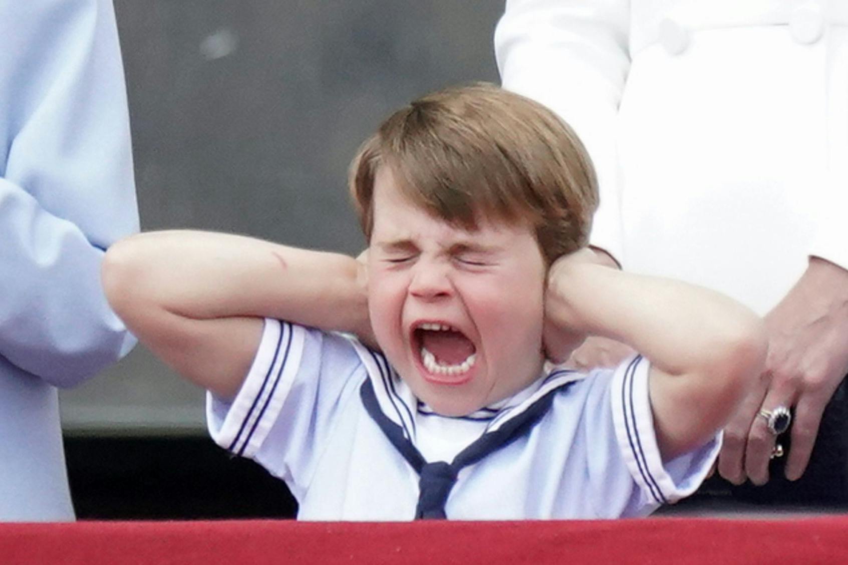 Zu laut? Prinz Louis hält sich die Ohren zu und schreit. Die Flugschau zu Ehren von Queen Elizabeth II. ist anscheinend nicht nach seinem Geschmack.