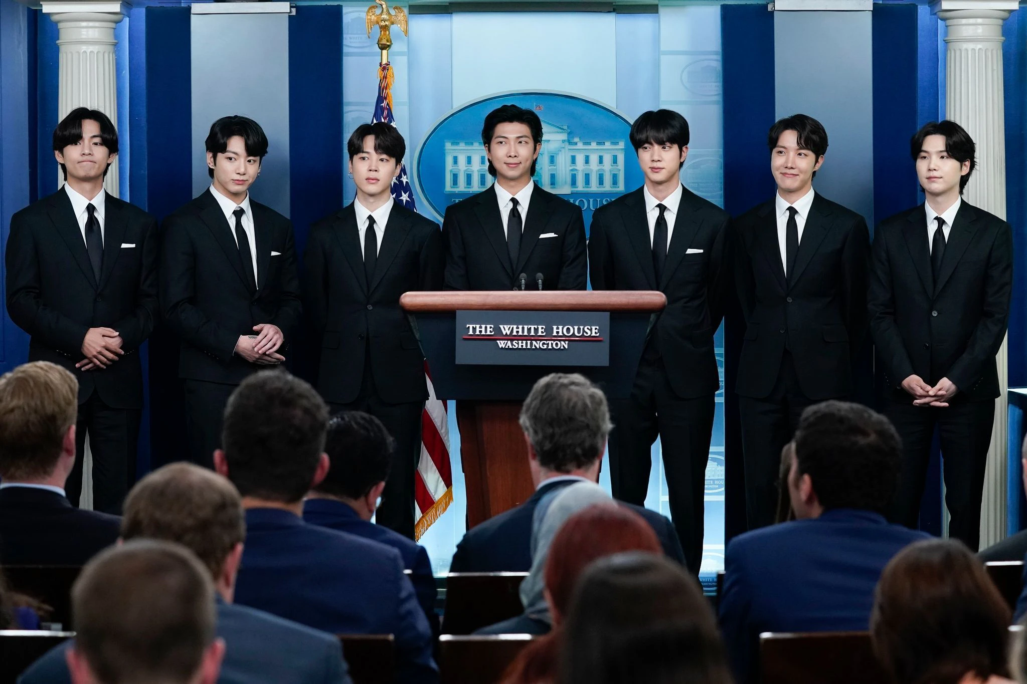 Als ein Zeichen gegen anti-asiatischen Hass hat die US-Regierung die südkoreanische Boygroup BTS im Weißen Haus empfangen. In den USA kommt es immer wieder zu rassistisch motivierten Verbrechen gegen asiatischstämmige Menschen.  