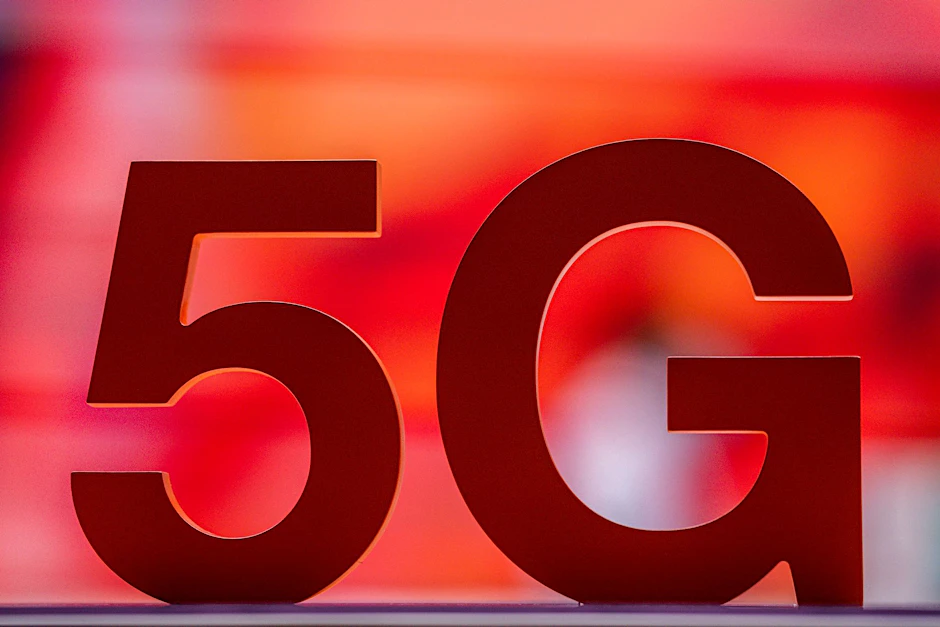 ARCHIV - Ein 5G-Schild.  