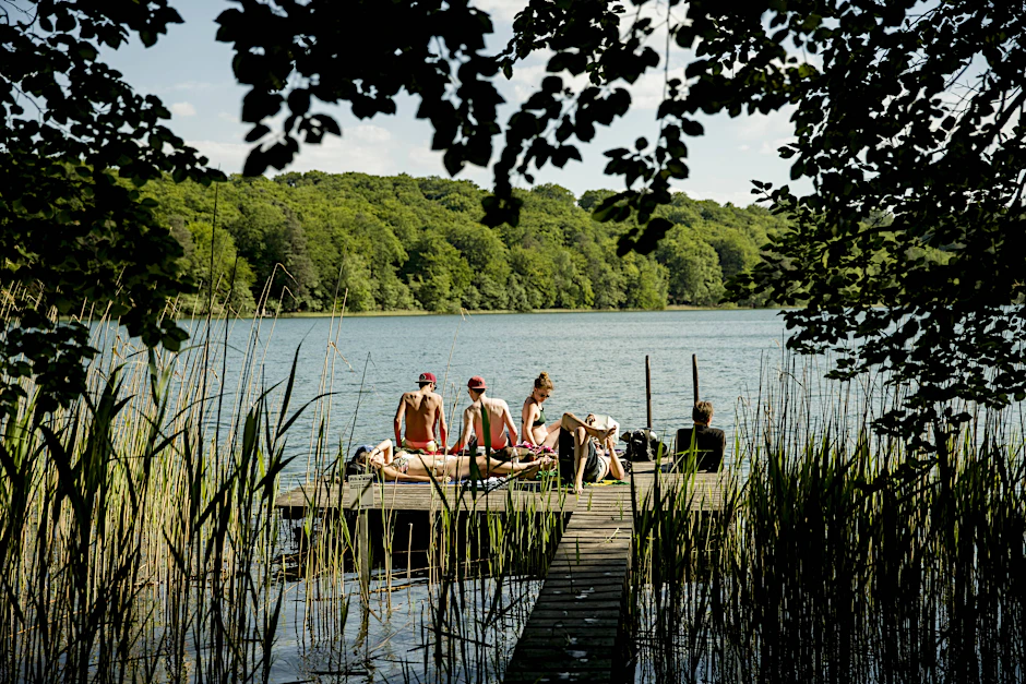 Klares Wasser, grüner Wald – und viel Ruhe. Der Liepnitzsee nordöstlich von Berlin ist ein beliebtes Ausflugsziel. Die Station Wandlitzsee liegt einen 25- bis 30-minütigen Spaziergang entfernt.