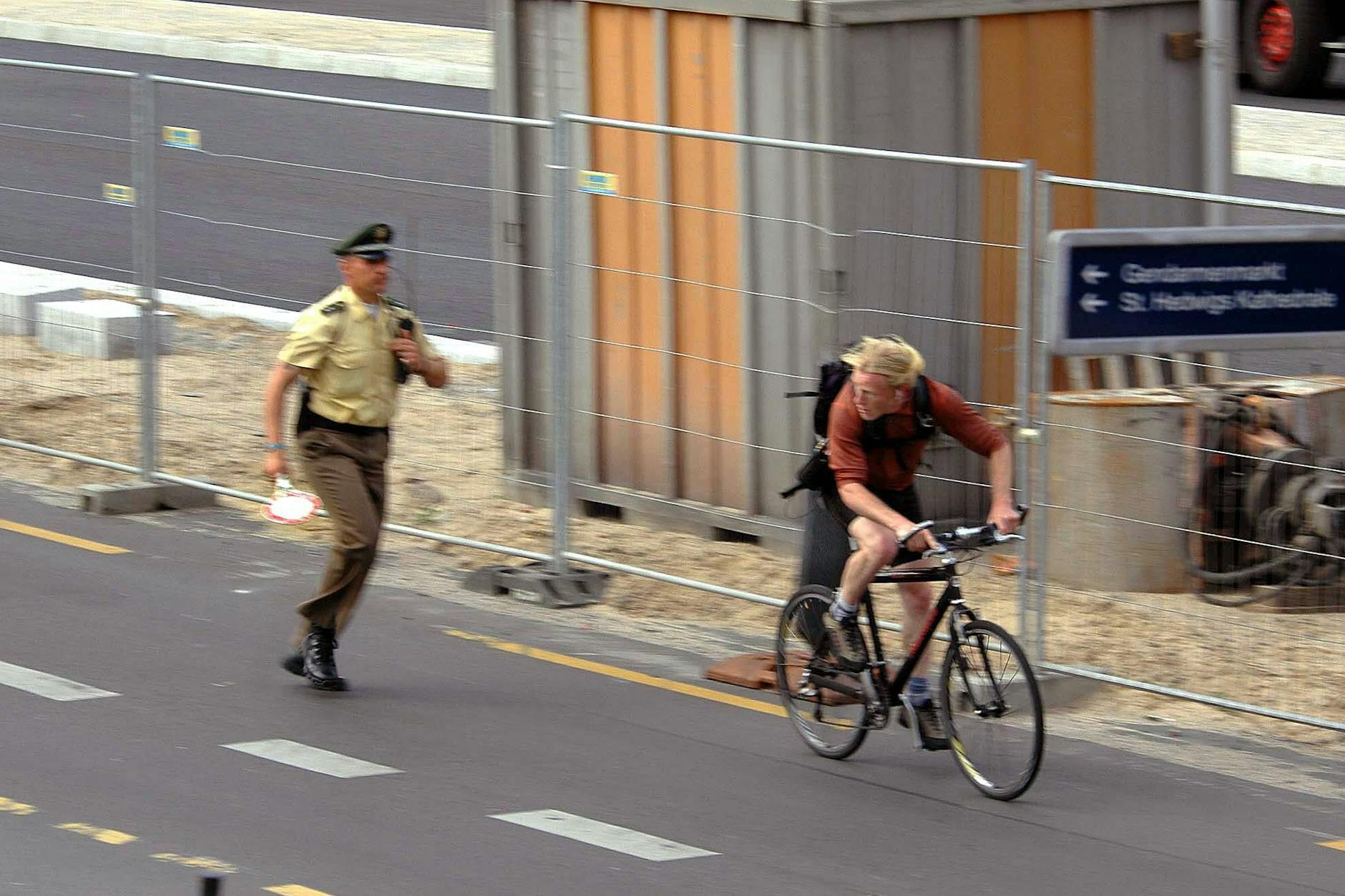 Ein Radfahrer flüchtet in Mitte vor der Polizei, weil er kontrolliert werden soll. Wer das Haltegebot oder andere Zeichen von Polizeibeamten nicht beachtet, zahlt 25 Euro Strafe – wenn man denn erwischt wird.
