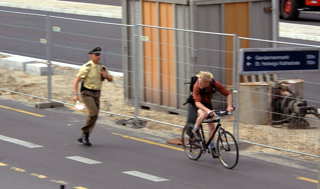 Fahrbahn oder Radweg? Über den Zebrastreifen fahren oder schieben? Was Radfahrer dürfen und