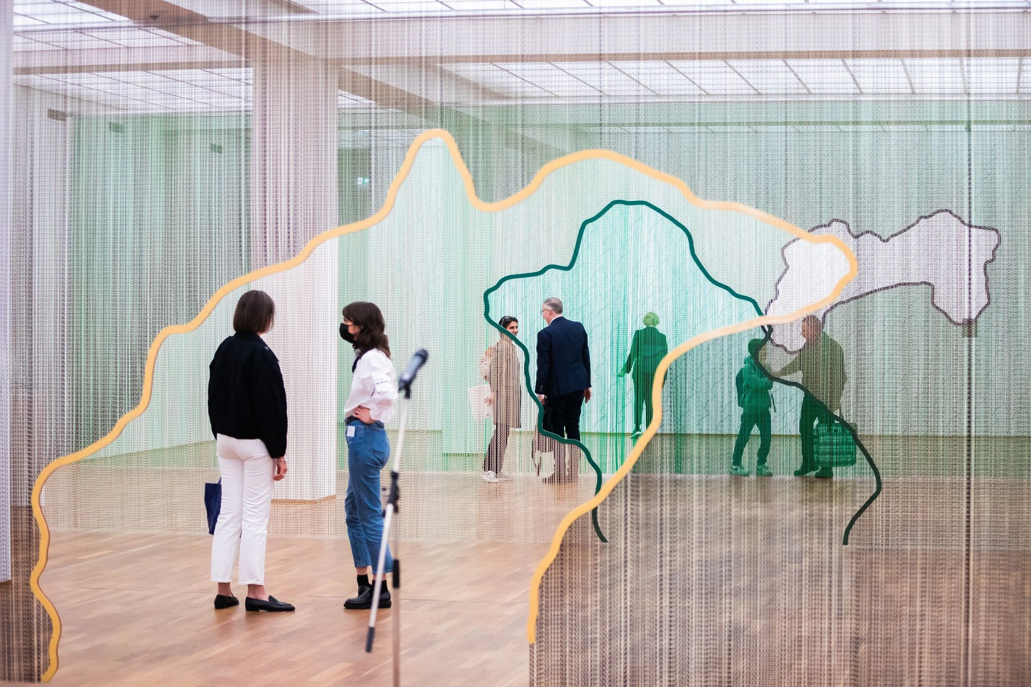 dpatopbilder - Besucher erkunden ein Werk des Künstlers Daniel Steegmann Mangrane im Hamburger Bahnhof in Berlin. Die Ausstellung «Under Construction. Neuerwerbungen für die Sammlung der Nationalgalerie» zeigt Gemälde, Installationen, Skulpturen, Videos und Arbeiten auf Papier.   - ACHTUNG: Nur zur redaktionellen Verwendung im Zusammenhang mit der aktuellen Berichterstattung über die Ausstellung.