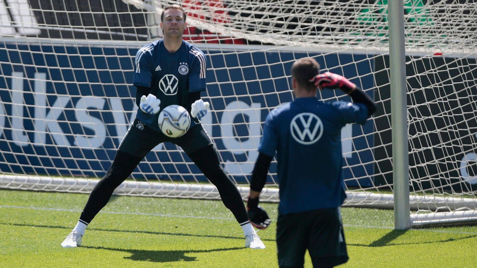Manuel Neuer und Co. sind erst im Winter dran. Dann steigt die umstrittene WM in Katar.