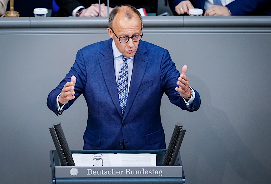 «Sie reden in letzter Zeit etwas mehr als sonst, aber sie sagen unverändert nichts.»: Unionsfraktionschef Friedrich Merz an die Adresse von Kanzler Scholz.   - ACHTUNG: Redemanuskript gepixelt