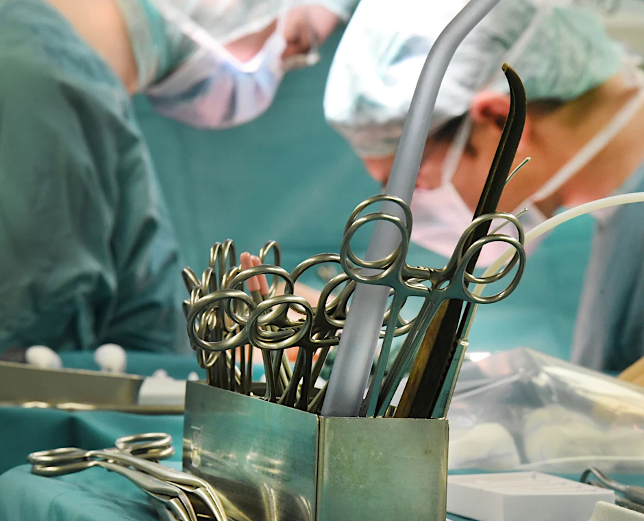 ARCHIV - In einem Transplantationszentrum wird eine gespendete Niere beim Empfänger transplantiert.  lbild