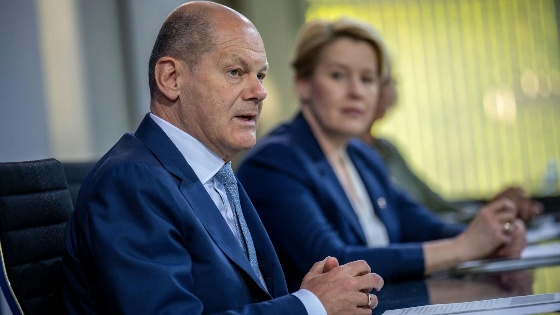 Bundeskanzler Olaf Scholz (daneben Berlins Regierende Bürgermeisterin Franziska Giffey) hat mit den Regierungschefs der Länder über Vorbereitungen auf eine mutmaßlich kritischere Corona-Lage im Herbst beraten.