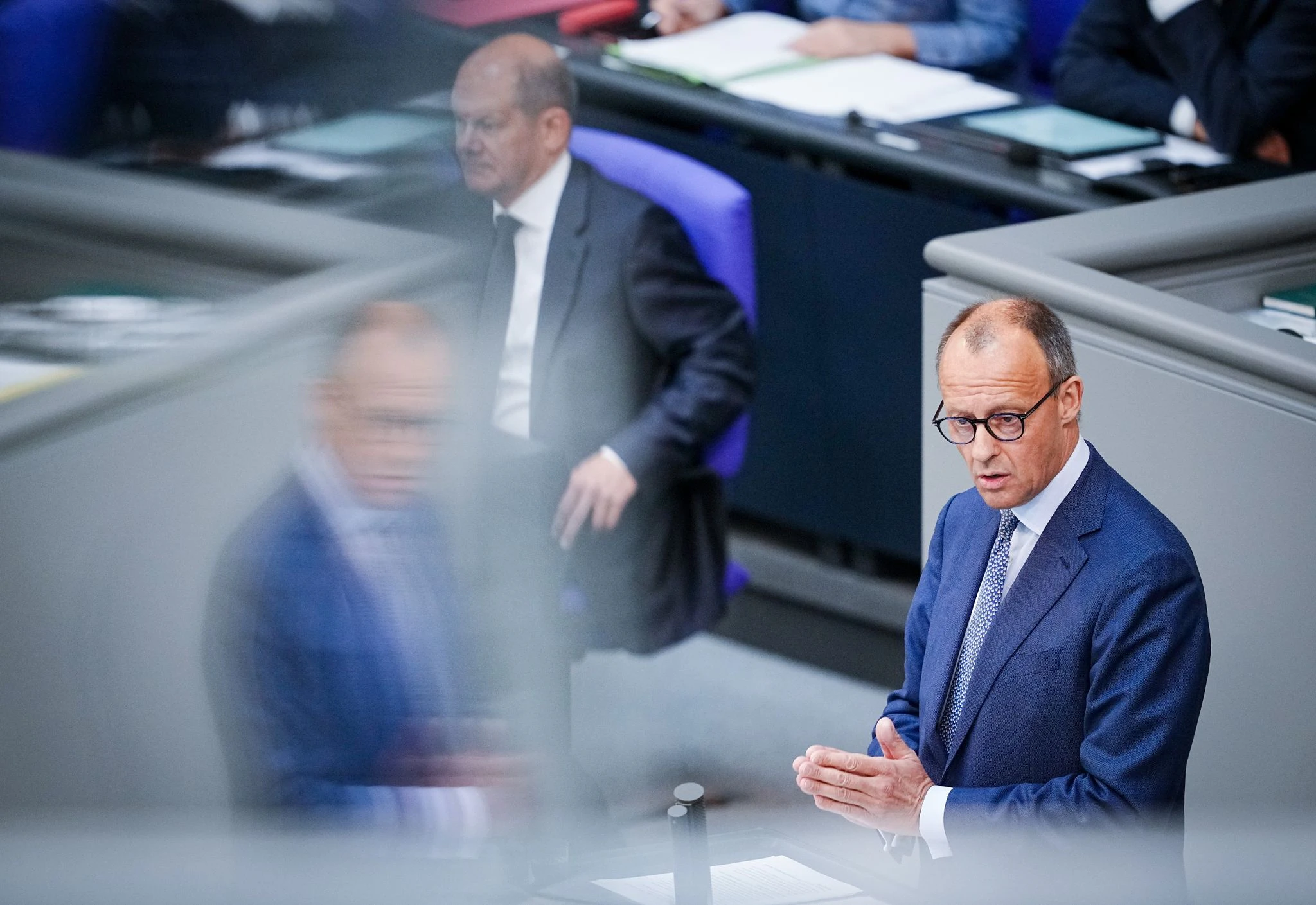 dpatopbilder - Der CDU-Bundesvorsitzende Friedrich Merz spricht im Bundestag - Bundeskanzler Olaf Scholz (SPD) sitzt direkt daneben auf der Regierungsbank.  
